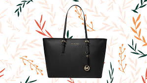 Whatever your personal style, we have a michael kors purse to complement it — from elegant leather satchels to sporty backpacks and everything in between. Michael Kors Purse Save Up To 70 On These Top Rated Bags And More