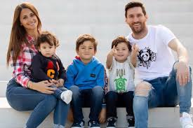 Jun 20, 2021 · antonella roccuzzo, la mujer de messi, ha publicado en su cuenta instagram un tierno mensaje para felicitar el día del padre (en argentina se celebra el tercer domingo de junio) a leo, que está concentrado con la selección albiceleste disputando la copa américa. Valentine S Day 2021 Special Lionel Messi And Antonella Roccuzzo Love Story 7 Photos That Depict Their Romantic Journey Latestly