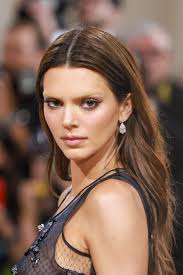 Au Met Gala, Kendall Jenner adopte la tendance bleach brows vue sur les  podiums