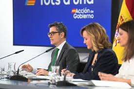 Los centros educativos habrán de regular el uso de dispositivos móviles y  digitales en el aula - Éxito Educativo