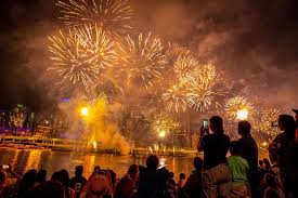 Pour les articles homonymes, voir feu d'artifice (homonymie). Les Celebrations Du Nouvel An Ont Commence Dans Le Monde Le Soir