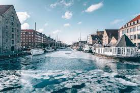 Denmark, country occupying the peninsula of jutland, which extends northward from the center of continental western europe, and an archipelago of more than 400 islands to the east of the peninsula. Les Francais S Interessent De Plus En Plus Au Danemark