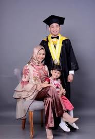 Claudia adinda memang punya sejuta pesona yang bikin banyak orang kagum dengannya. Inspirasi Dan 7 Rekomendasi Gaya Pakaian Wanita Untuk Menghadiri Wisuda Pacar 2018