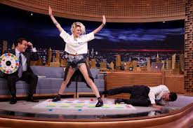 Kristen Plying Jell O Shot Twister On The Jimmy Fallon Show Kristen Stewart New Hair Kristen Stewart Funny Moments