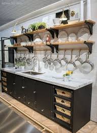 7 lieblingstrends in kuche bad fabulous la cornue kuche mit offenen regalen messing topfgestell pendelleuchten und sch haus kuchen kuchenumbau kuchendesign