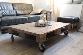 table basse concue avec une palette roulette wow c est diy www lartdelacaisse fr table basse palette idee deco rangement table basse