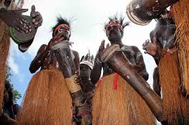 Suku bangsa asmat memiliki bidang seni ukiran terutama ukir patung topeng perisai gaya seni patung asmat meliputi. Suku Asmat Sebaran Ciri Budaya Upacara Adat Rumah Adat Bahasa Seni Tari Ukiran