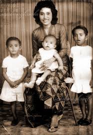 Zikir tidurkan anak meragam dan menangis stop baby from crying. My Dad Allahyarham Raja Mohamed Ibni Almarhum Sultan Iskandar Sembangkuala