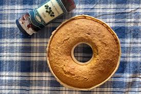 Versate l'impasto in uno stampo per ciambelle da 20/22 cm di diametro ,precedentemente imburrato e infarinato. Ciambella Al Grano Saraceno E Marmellata Di More Nova Service