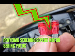 Komponen ini berfungsi sebagai sistem proteksi dalam instalasi listrik bila terjadi beban lebih dan hubung singkat arus listrik ( short circuit atau korsleting ). Sekering Sepeda Motor Sering Putus Youtube