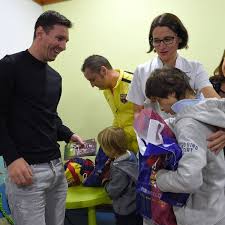 Die adidas nemeziz kinder messi.4 tf fußballschuhe verfügen über eine mono zungenkonstruktion, die bei jeder drehung eine sichere passform für stabilität bietet. Die Stars Vom Fc Barcelona Um Lionel Messi Besuchen Kinder Im Krankenhaus