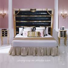 Ad2201 New تصميم الايطالية أثاث غرف النوم العتيقة أنيقة سرير ملكي مع رئيس عالية مغطاة الجلود المطبوعة Buy أثاث غرفة نوم إيطالي سرير ملكي ملكي Product On Alibaba Com