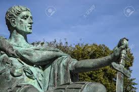로마 황제 콘스탄틴의 동상, 뉴욕, 영국의 역사적인 도시에서 뉴욕 교회당에 위치한. 로열티 무료 사진, 그림, 이미지 그리고  스톡포토그래피. Image 83774808.