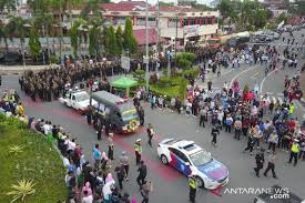 Brimob makan di warung : Ratusan Personel Polda Riau Antar Pemakaman Brimob Gugur Di Papua Antara News