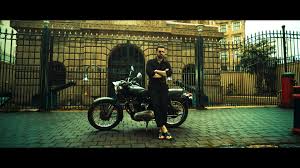 Mumbai saga starring john abraham, emraan hashmi, suniel shetty, mahesh manjeraker, kajal aggarwal and prateik babbar is one of the most mumbai saga is set in the 80s and based on true events. John Abraham S Killer Look In Mumbai Saga Wows Social Media Weekly Voice