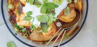 Mit besonderen zutaten wie avocado, tomaten oder rote bete, kartoffeln und pasta. Gebackene Kartoffeln Aus Dem Ofen Mit Tomatensauce Und Halloumi Lykke Life