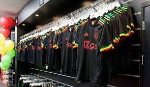 Passend zum klassischen thema wird ajax in nationalen spielen nur mit nummern auf dem rücken und ohne namen spielen. Xyfzedkvl76g0m