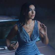 Lipa, who is from london, entered the music scene in august 2015. Dua Lipa Wears Versace And Mugler In Her Levitating Video Popsugar Fashion