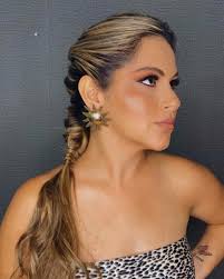 La magia del maquillaje de las manos de @antonia.marin26 . @evelin_bogarin  Peinado ideal para esta temporada. #peinados #peinadorecogido  #versatilhair#maquillaje