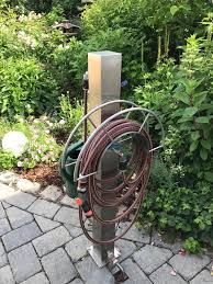 So macht der basilikum nicht schlapp: Wasserstation Fur Den Garten Mit Gartenschlauch Und Giesskannenhalter Praktischer Helfer Fur Wasser Und Schlauch Im Garten Alle Gartenduschen Im Uberblick Michael Krauss Wasserspiele