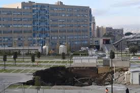 Napoli, esplosione e voragine davanti all'ospedale del mare le immagini. Na Tocof3glo6m