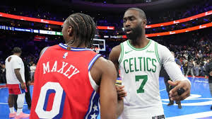 Celtics' Jaylen Brown: Drops in 32 points with full line