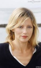 I offer this old stool from the 60s in oak massifbien stable, charming with its elaborate seat edge. Entre Vents Et Marees Dvdtoile