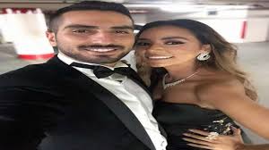 نشر الفنان محمد الشرنوبي، خبر حبس خطيبته السابقة المنتجة سارة الطباخ، عبر حسابه وكانت قضت محكمة جنح الشيخ زايد، بحبس المنتجة سارة الطباخ غيابيًا سنتين مع الشغل. Ø¨Ø§Ù„ÙÙŠØ¯ÙŠÙˆ Ø®Ø·ÙˆØ¨Ø© Ø³Ø§Ø±Ø© Ø§Ù„Ø·Ø¨Ø§Ø® ÙˆÙ…Ø­Ù…Ø¯ Ø§Ù„Ø´Ø±Ù†ÙˆØ¨ÙŠ