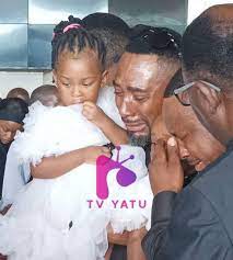 VERY SAD: Henry Mwape, the husband to Chomba Nakazwe who was buried  yesterday after losing her battle to cancer, breaks down at body viewing.  May God continue to comfort Henry and family.
