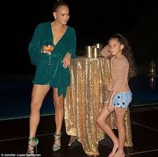 Jennifer Lopez Flashes Cartier Diamond Ring On Her Wedding Finger Fashion Jennifer Lopez Jenifer Lopez