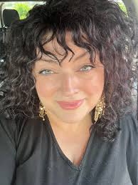 My research is exploring Instagram use in young women, in relation to how  they feel about themselves and their relationship. I'm looking for women,  aged 18-34, from the UK, who use Instagram,