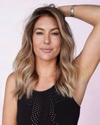 Ese brillo rubio veraniego con look natural? Todo está en cómo lo peinas.  ☀️ Kaitlyn Harrell terminó este rubio con dimensión usando la plancha  rizadora #OGCurlingIron Titanium + ion. El titanio ofrece