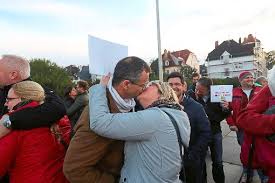 Weidel über ein paar weitere schöne stichworte zur abermaligen verlesung ihrer bisher ja gänzlich unbekannten. Villingen Schwenningen Kuss Flashmob Kontra Alice Weidel Villingen Schwenningen Umgebung Schwarzwalder Bote