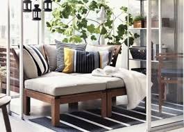Ein Balkon Mit Grun Ein Applaro Sofa Und Laternen Daruber Ikea Outdoor Gartenmobel Kissen Ikea Design