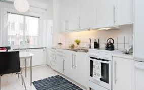 Kleine Pur Weisse Kuche Mit Essbereich Fur Zwei Personen Kleine Wohnung Kuche Kucheneinrichtung Innenarchitektur Kuche