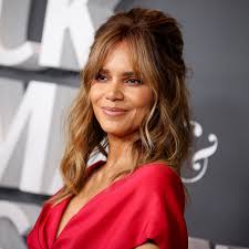 Halle Berry Wore An Iconic Y2k Hairstyle To The 2021 People S Choice Awards See Photos Allure