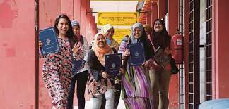 Stpm is run by the malaysian. Have Institute For Form 6