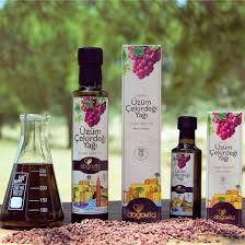 Diğer özellikleri arasında cilt onarımında ve yaşlanmayı önlemede, cilt için bir nemlendirici olarak rol. Dogal Soguk Pres Uzum Cekirdegi Yagi