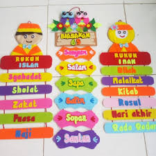 Kamu bisa memanfaatkan kardus bekas untuk yang ini, atau kalau mau beli siapkan saja budget rp. Hiasan Kelas Dari Kain Flanel Coretan