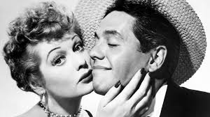 Lucille Ball y Desi Arnaz, la pareja que conquistó la televisión a base de  garra y talento (y vivió una historia de amor más feroz y divertida que  cualquier sitcom)