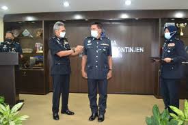 Yb dato' timbalan menteri besar berbesar hati membuat lelongan …amal secara atas talian dengan membuat lelongan ke atas 3 bilah keris daripada koleksi peribadi beliau dan semua hasil lelongan. Kertas Siasatan Neelofa Diserah Kepada Timbalan Pendakwa Raya