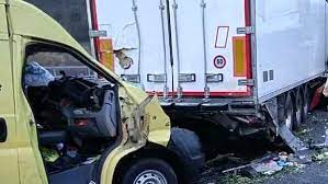 Un'auto si è bruttissimo incidente sulla a14 nel pomeriggio di giovedì 30 gennaio: Incidente In A14 Furgone Degli Staffettisti Si Schianta Morti 2 Volontari Milanesi Addio A Elisabetta Barbieri