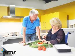 Cuisine Adaptee Au Seniors Pour Plus De Confort Table Plan De Travail Et Meuble A Hauteur Variable Cuisine Ehpad Plan De Travail