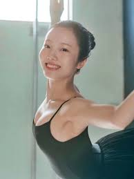 本田真凜ちゃん、おっぱいと大胆に露出したくびれボディがエロすぎるｗｗｗｗ | エロネタ画像庫