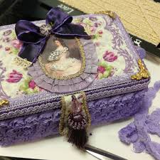 あと少しで完成 エリザベートのソーイングボックス 使う予定のリボンがみつからなくて 違うリボンをつけてみたけれどいまいち リボン探さなくっちゃ 根つめたから疲れた エリザベート ソーイングボックス パープル デコボックス decorative boxes