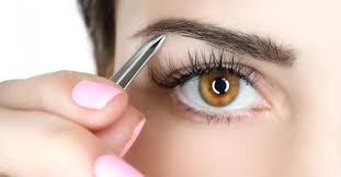 Les Sourcils Soulignent Le Regard Et Structurent Le Visage Pour Ne Pas Les Negliger Decouvrez Toutes Nos Astuces Pour Les Epiler Vous Meme A La Maison