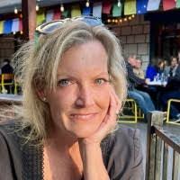 Robyn Schultz's Instagram, Twitter & Facebook