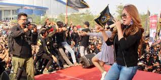 Suara indah menyapa geloranya hati ini tak ku sangka rasa initaktertahan hati ini selalu untukmu terimalah lagu ini dari orang biasa tapi cintaku padamu luar biasa. Demi Ayang Ayangmu Connie Nurlita Belajar Bahasa Jawa Ke Didi Kempot Kapanlagi Com