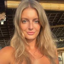 Lauren Hedley's Instagram, Twitter & Facebook