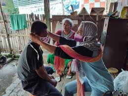 Rossy sandra/8146132055menjadi guru yang dirindukan siswa. Balada Khosiah Lulusan Sd Yang Menjadi Guru Difabel Linksos